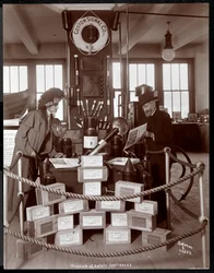 Wystawa firmy Coston Signal Co. w Muzeum Urządzeń Bezpieczeństwa Amerykańskiego Instytutu Opieki Społecznej, Nowy Jork, 1908 (srebrny odbitka żelatynowa)